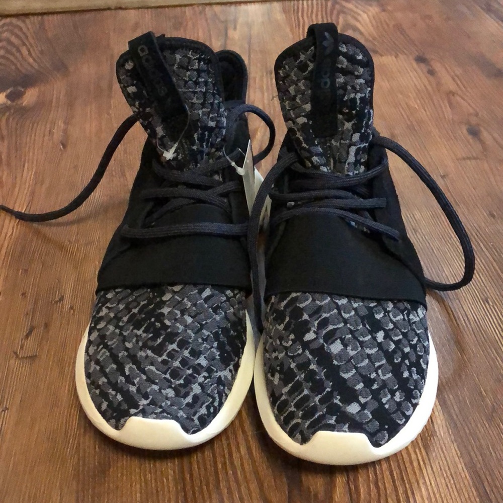 Adidas Women Tubular Defiant NWOB sz 7